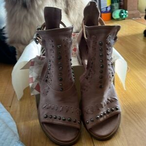 NWT, size 38 sundance sandal beautiful detailed just received. Too big for me